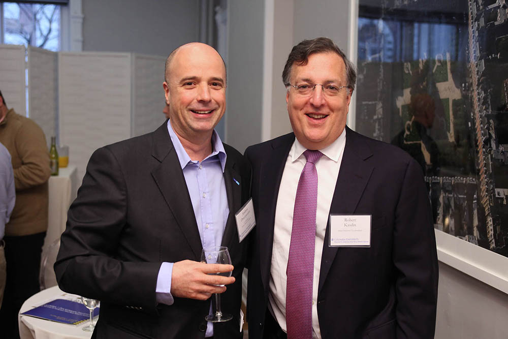 Ο Ανδρέας Δρακόπουλος και ένας άνδρας χαμογελούν για μια φωτογραφία