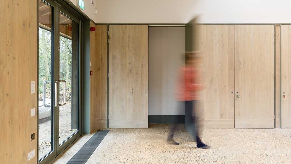 Αίθουσα από το Κέντρο Επισκεπτών και Εκπαίδευσης Ίδρυμα Σταύρος Νιάρχος στην οποία φαίνεται μια ανθρώπινη φιγούρα σαν σκιά