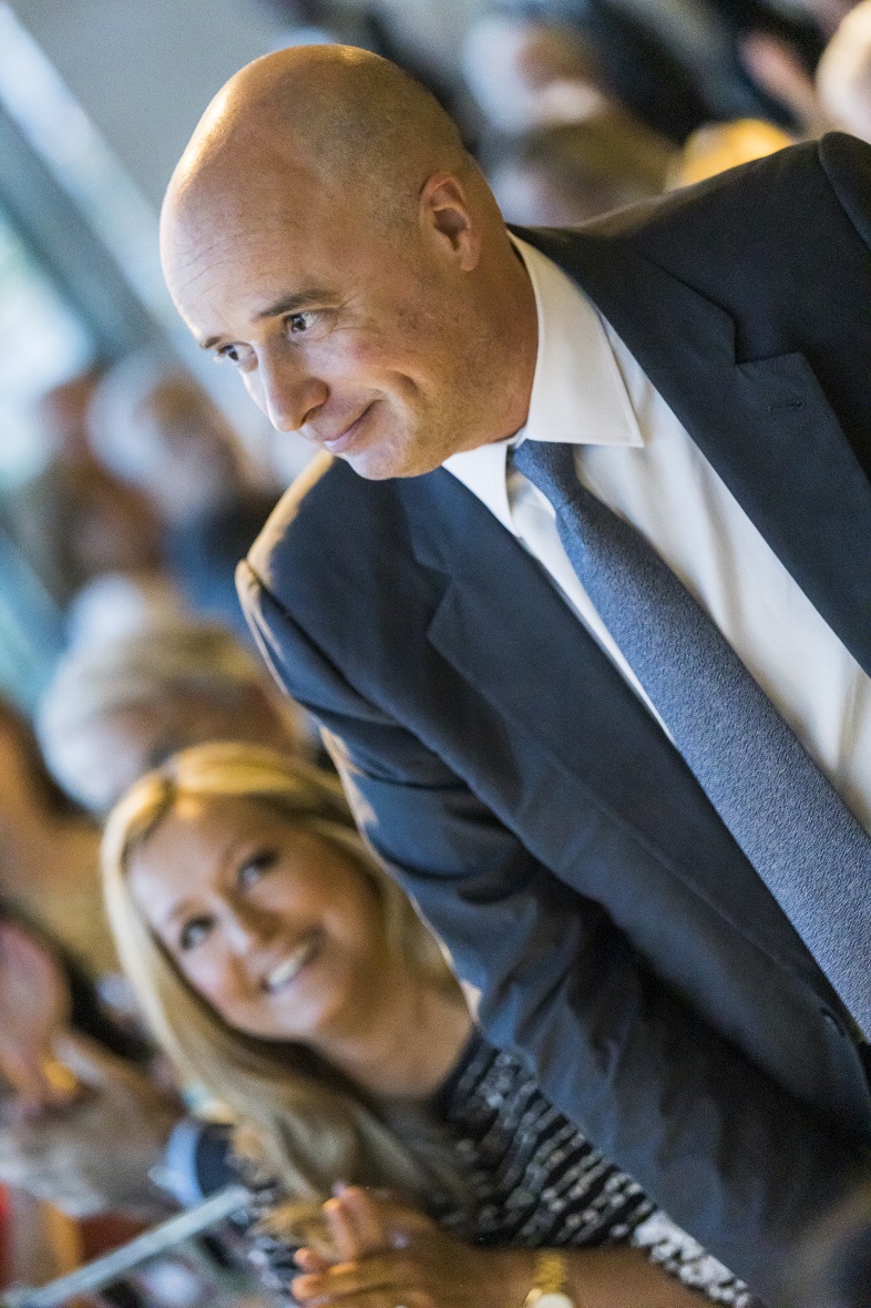 Κοντινή φωτογραφία του Αντρέα Δρακόπουλου, Πρόεδρο του Ιδρύματος Σταύρος Νιάρχος να χαμογελάει 