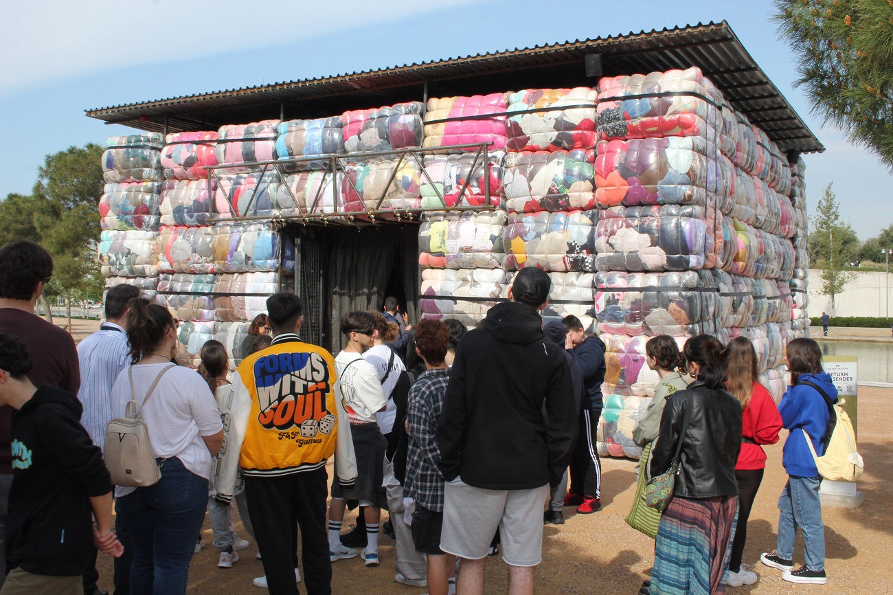 Μια ομάδα μαθητών βλέπουν την εικαστική εγκατάσταση Return to Sender στο ΚΠΙΣΝ