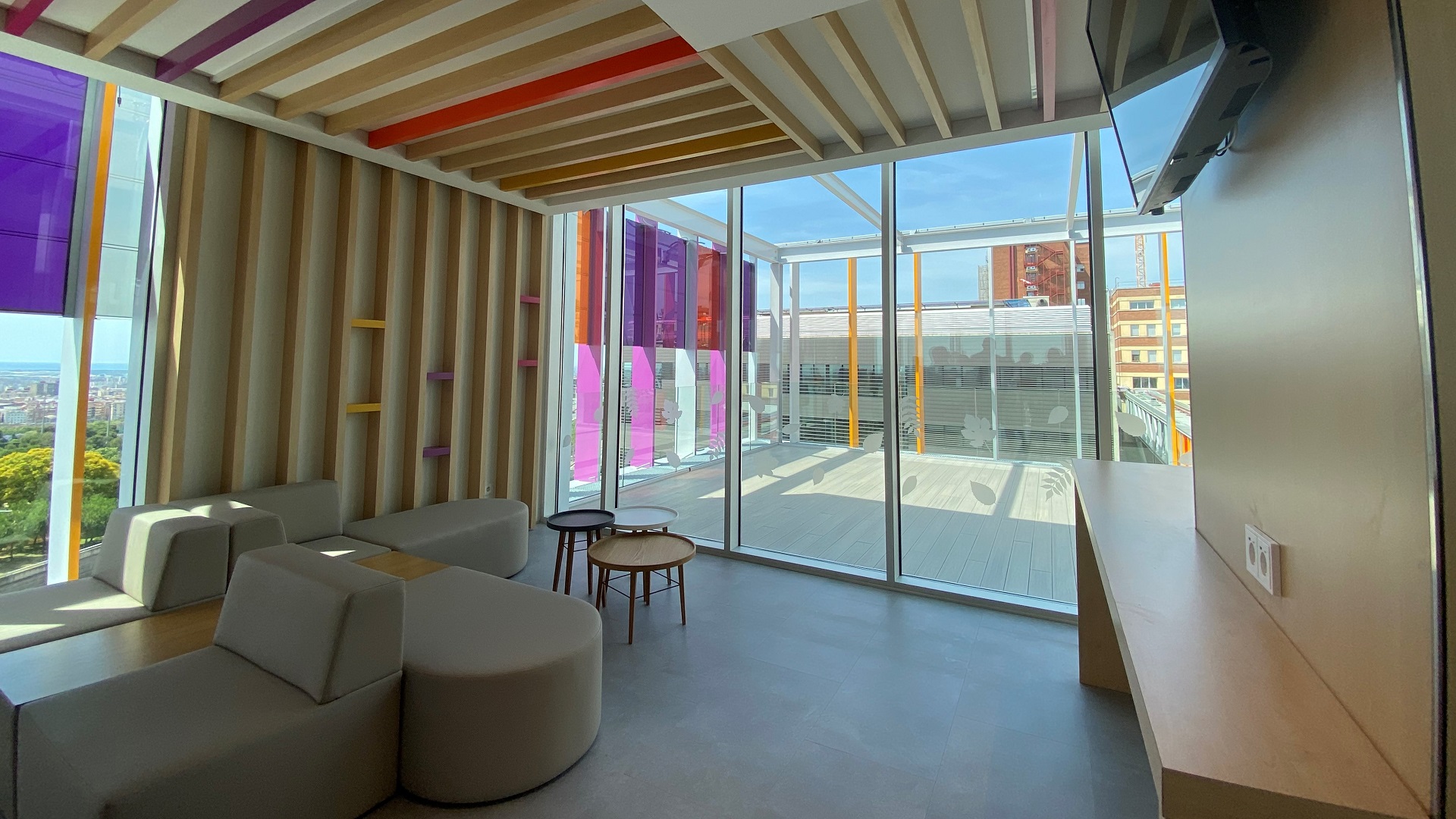 Φωτογραφία ενός καθιστικού και ενός μπαλκονιού στο Παιδιατρικό Κέντρο Καρκίνου στο Νοσοκομείο Παίδων Sant Joan de Déu στη Βαρκελώνη
