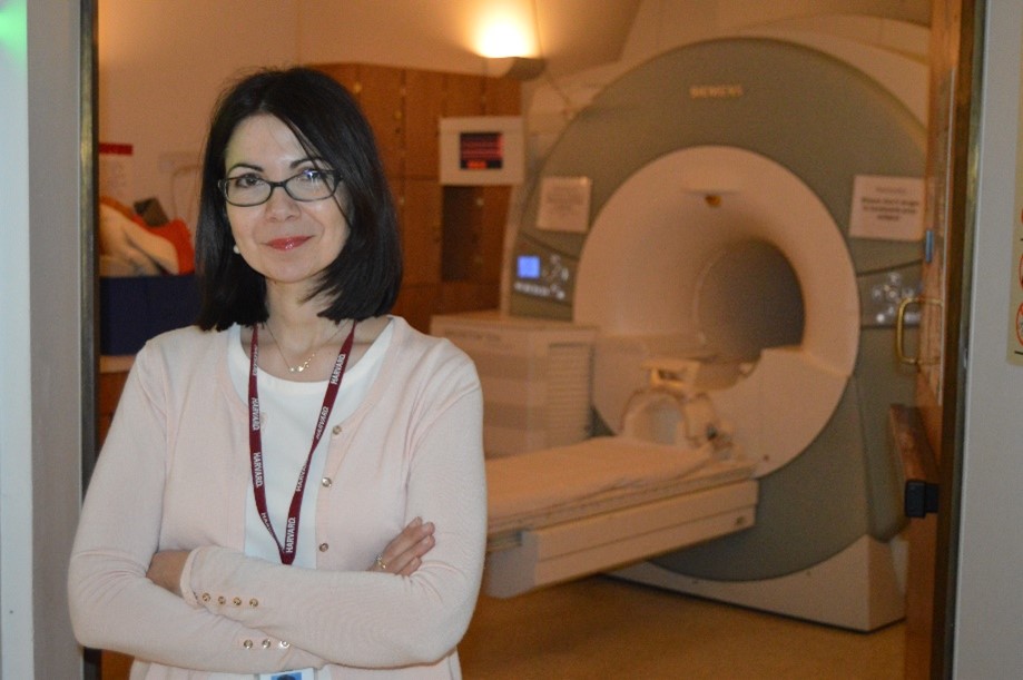 Η Αλεξάνδρα Τουρούτογλου στέκεται μπροστά από έναν μαγνητικό τομογράφο