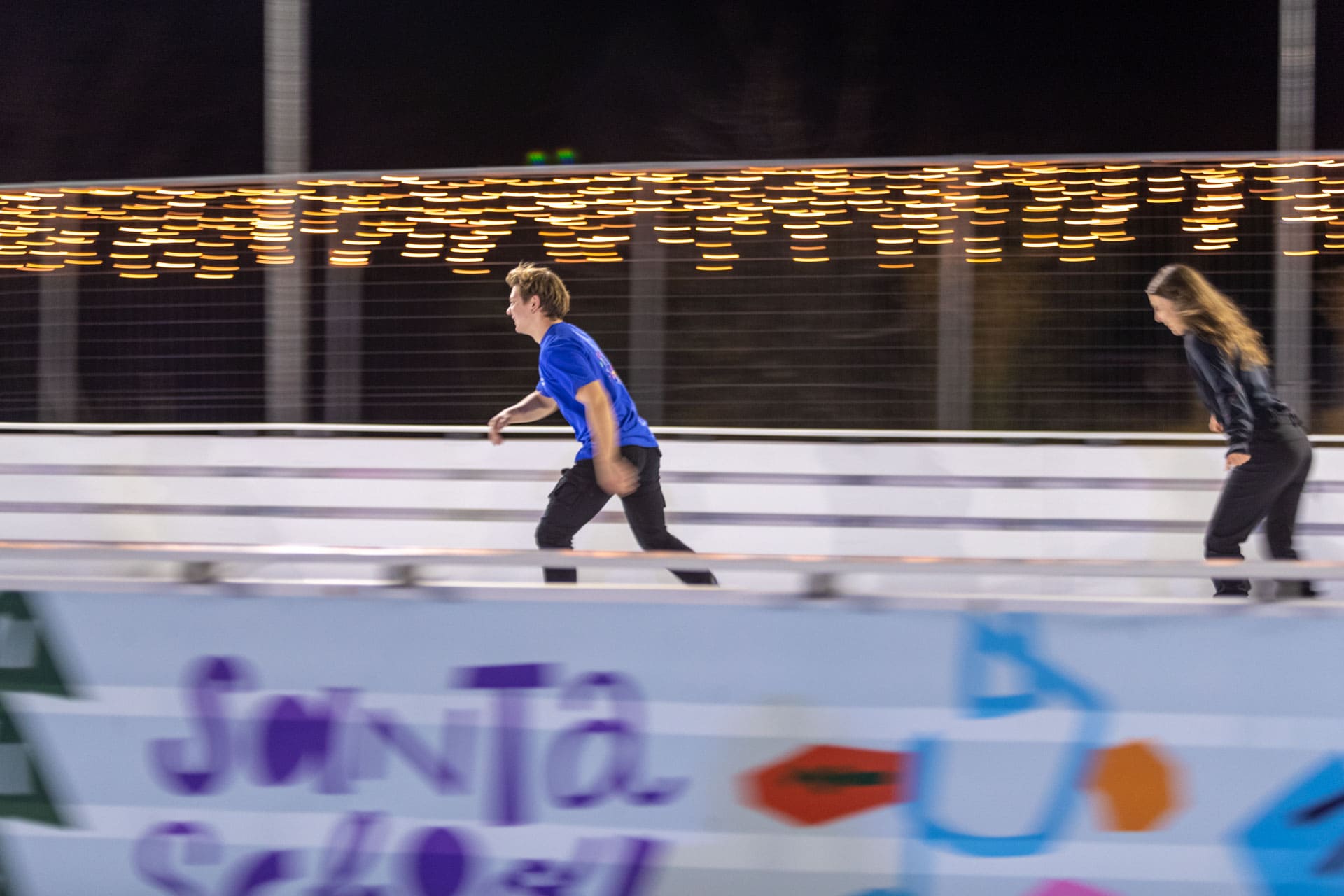 Δύο άτομα κάνουν πατινάζ σε παγοδρόμιο.