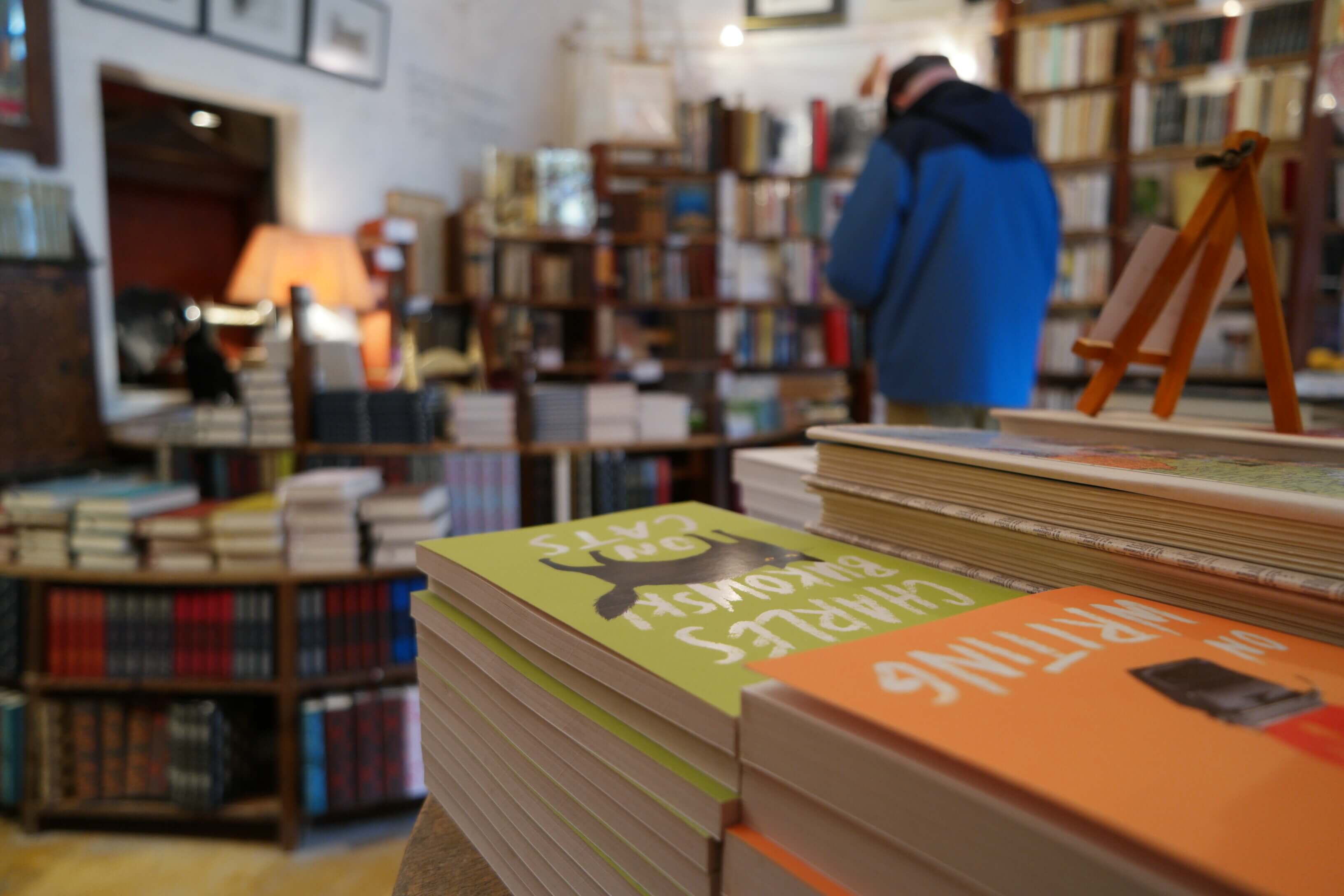 Ένας άνδρας χαζεύει βιβλία μέσα σε ένα βιβλιοπωλείο