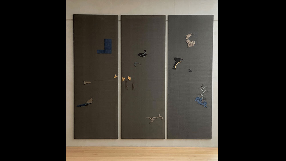 Ένα έργο τέχνης, το οποίο περιλαμβάνει τρεις ορθογώνιους πίνακες, εκτίθεται στον τοίχο του εστιατορίου Delta