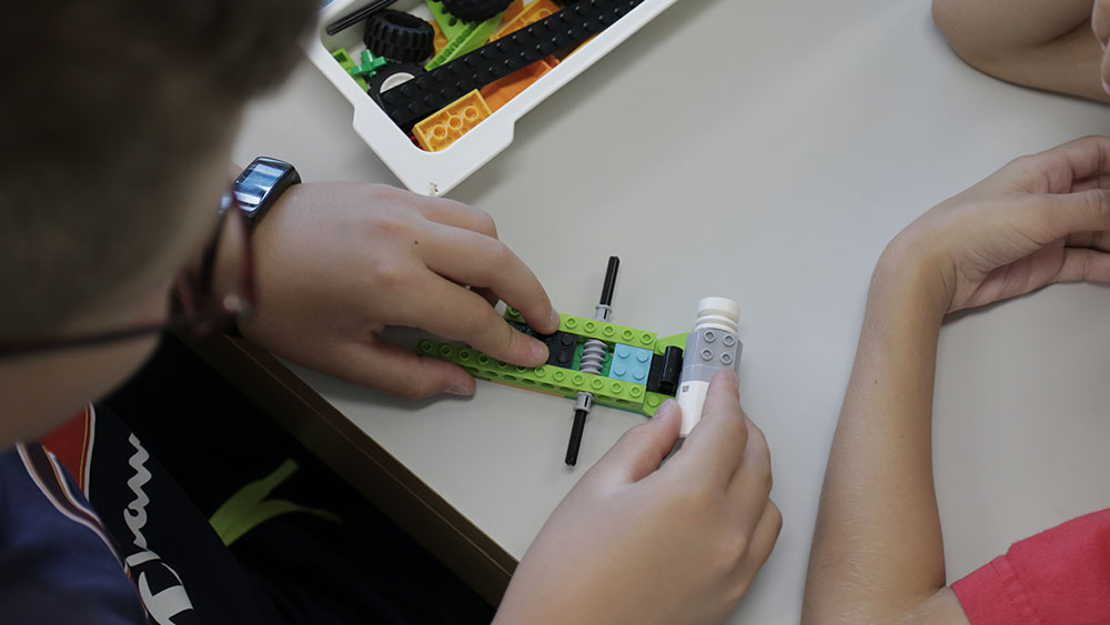 Ένα μικρό αγόρι φτιάχνει το δικό του Lego