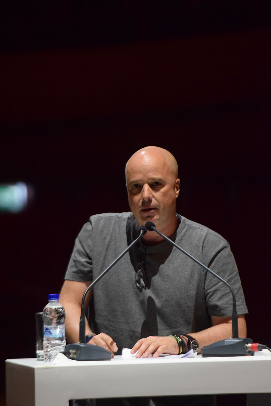 Ο Ανδρέας Δρακόπουλος εκφωνεί ομιλία στο βήμα