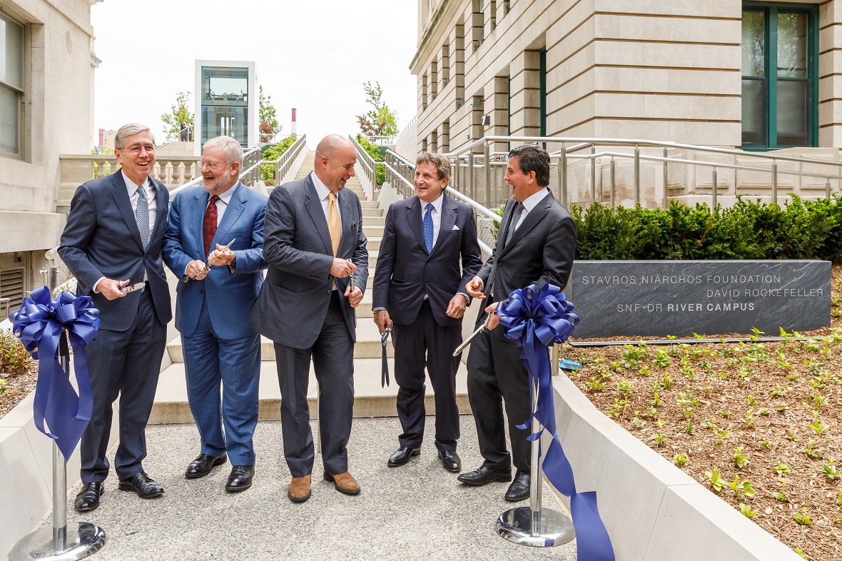 Ο Αντρέας Δρακόπουλος, Πρόεδρος του Ιδρύματος Σταύρος Νιάρχος, μαζί με άλλους τέσσερις άντρες χαμογελούν μετά το κόψιμο της κορδέλας εγκαινίων