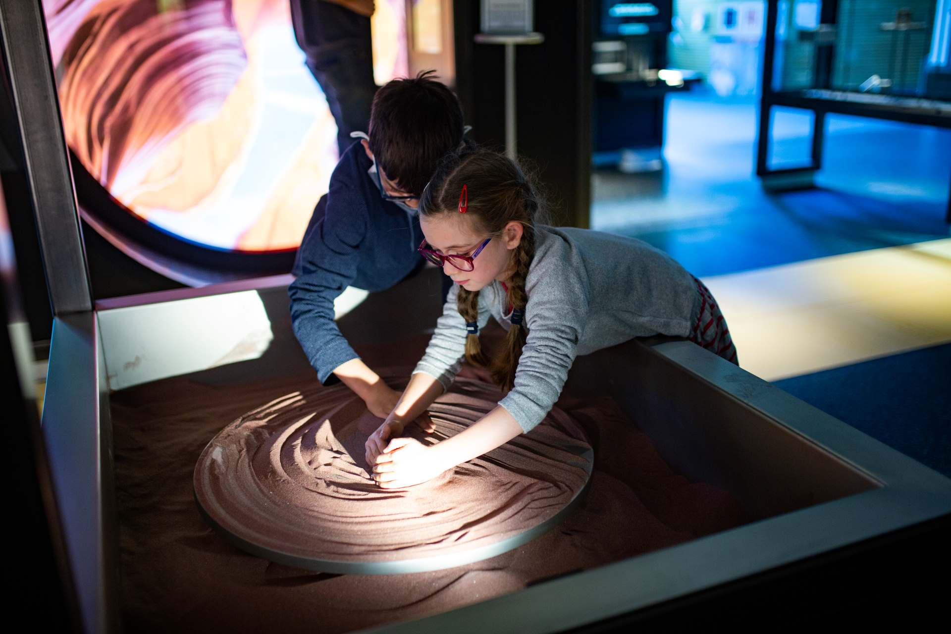 Δύο παιδιά αλληλεπηδρούν με ένα έκθεμα