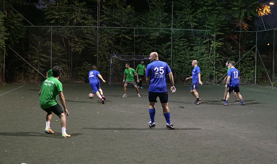 Δύο ομάδες παίζουν ποδόσφαιρο σε ένα γήπεδο ποδοσφαίρου