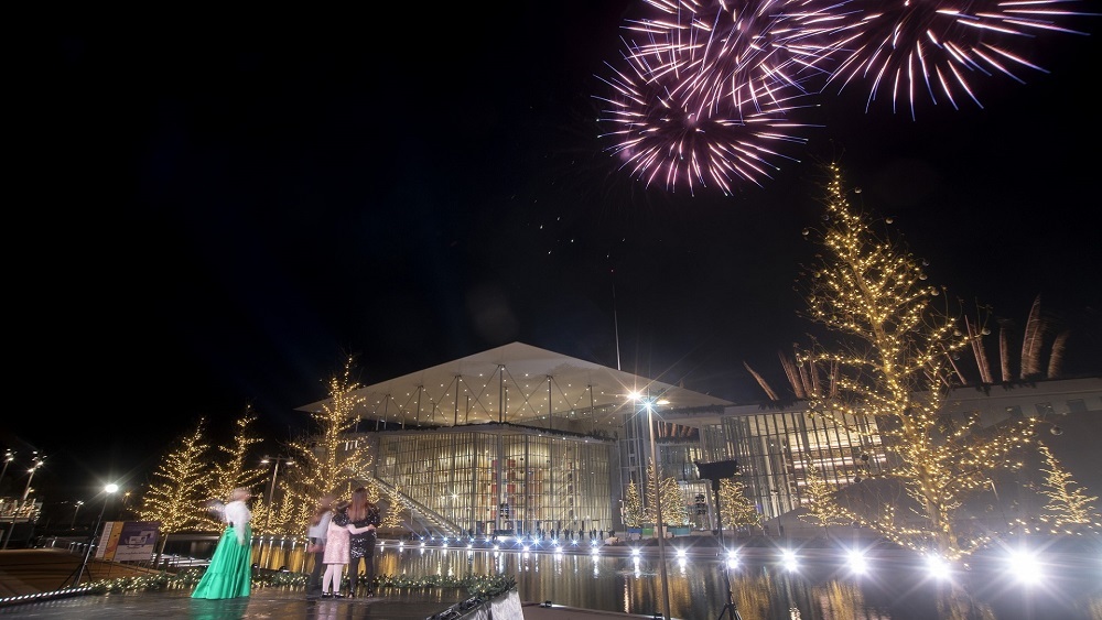 Τέσσερις γυναίκες παρακολουθούν τα πυροτεχνήματα στο Κέντρο Πολιτισμού Ίδρυμα Σταύρος Νιάρχος