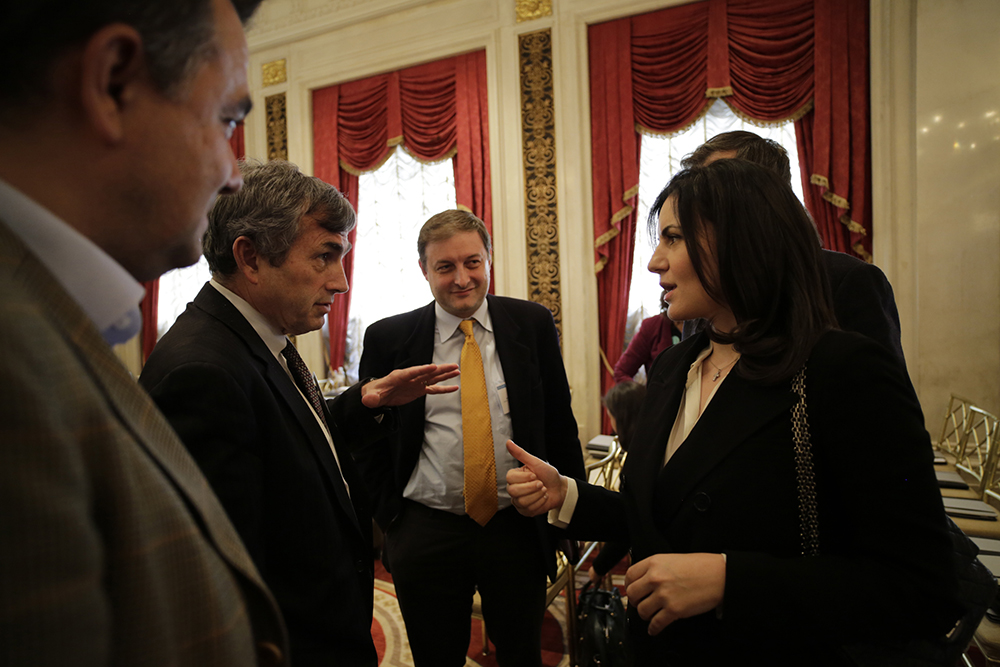 Τα μέλη του συνεδρίου μιλούν σε κύκλο