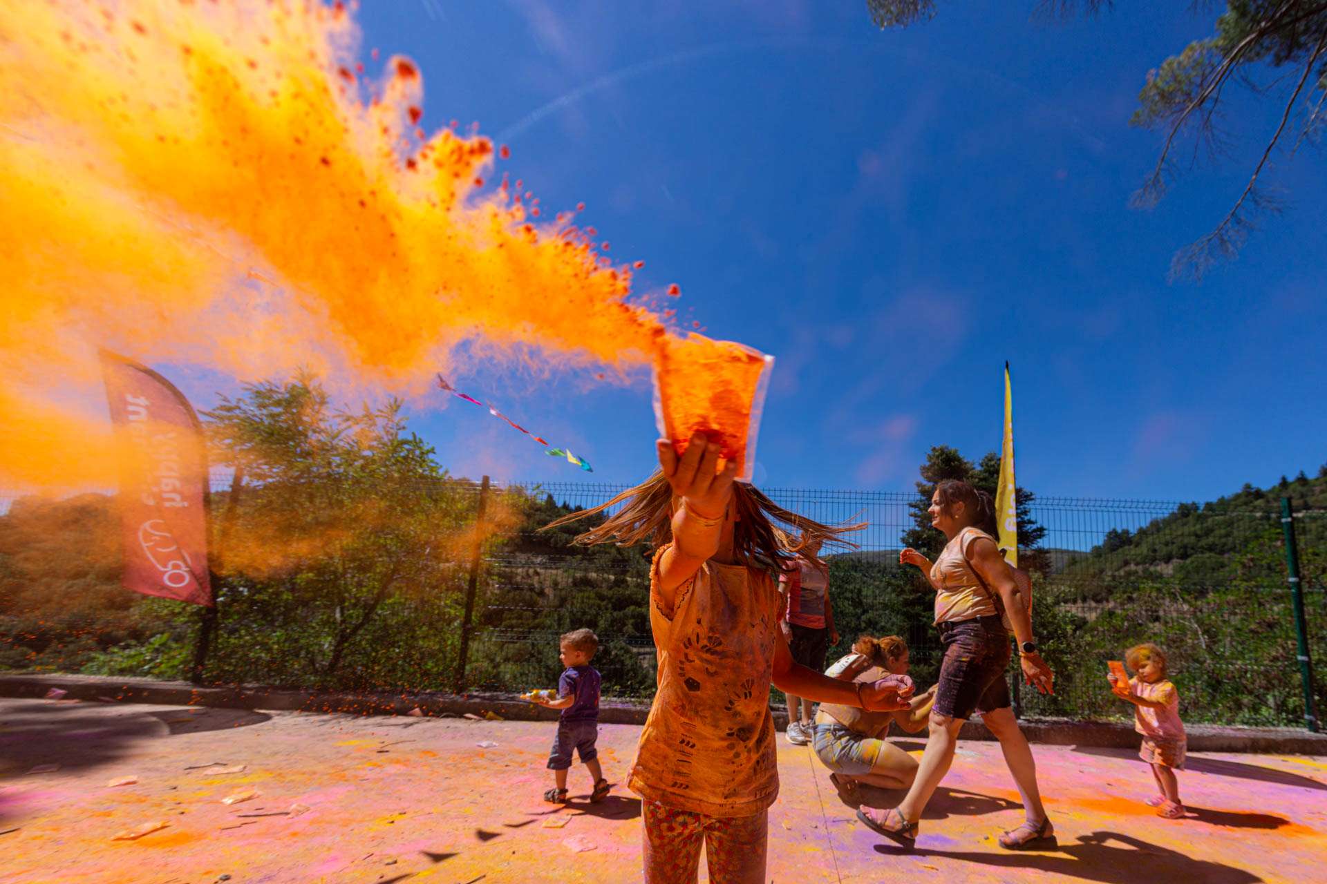 Παιδί κρατά σακούλα με χρώμα και την πετάει στον άνεμο.