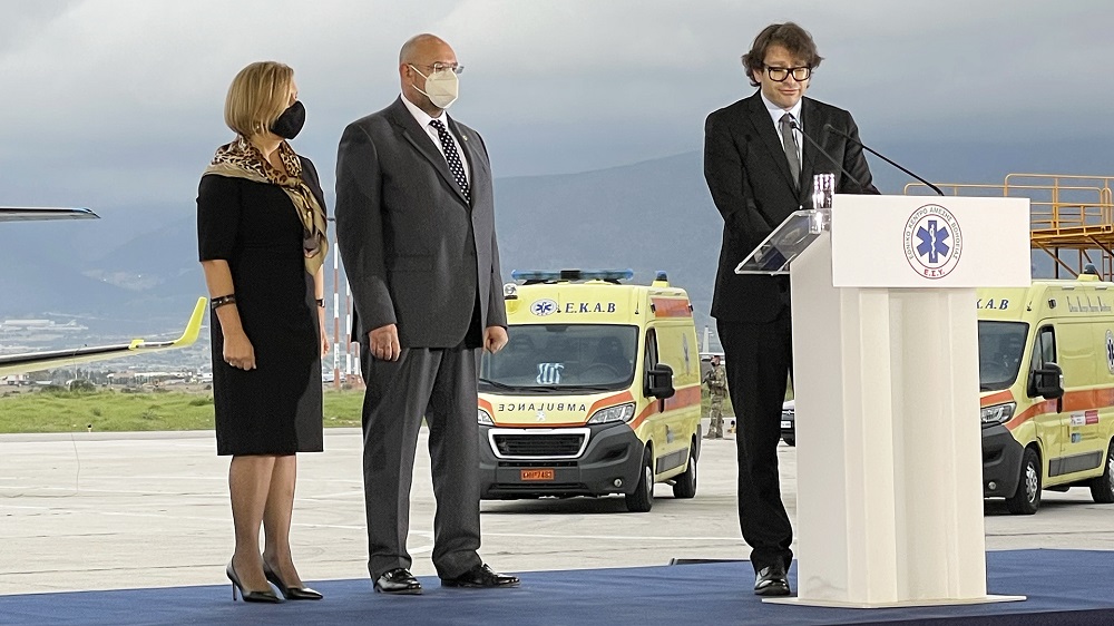 Ο Διοικητικός Διευθυντής του Ιδρύματος Στάυρος Νιάρχος, Πάνος Παπούλιας στέκεται στο βήμα για να παραλάβει το βραβείο εκ μέρους του Ιδρύματος Σταύρος Νιάρχος 