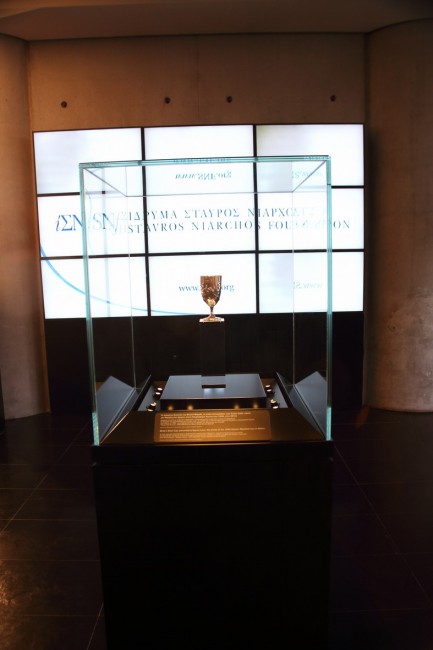 Φωτογραφία που δείχνει το βάθρο στο οποίο έχει τοποθετηθεί το κύπελο του Σπύρου Λούη 