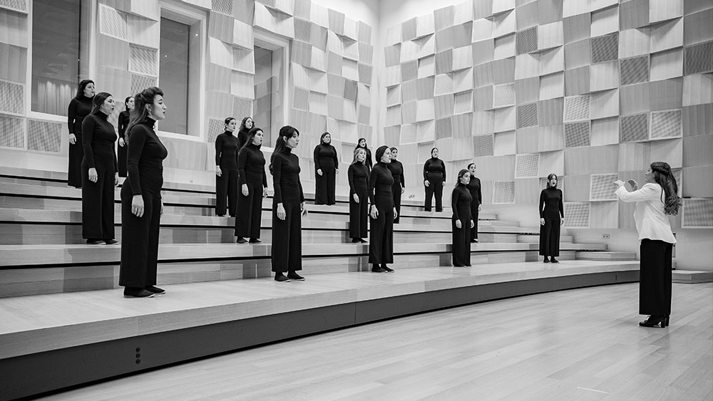 Μια γυναίκα καθοδηγεί μια γυναικεία χορωδία