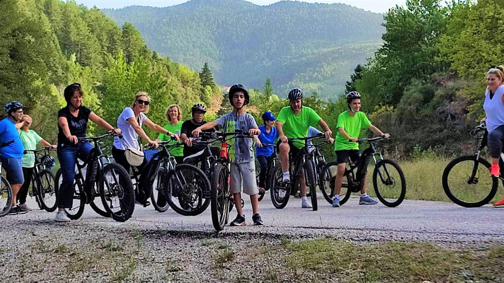 Οι αθλητές των Special Olympic Hellas και οι γονείς τους κάνουν ποδήλατο στη φύση