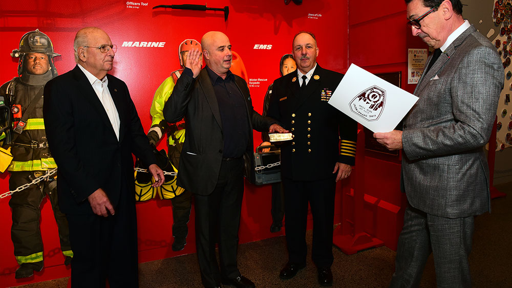 Ο Ανδρέας Δρακόπουλος, Πρόεδρος του Ιδρύματος Σταύρος Νιάρχος, μάζι με επίτημα μέλη του Πυροσβεστικού Σώματος της Νέας Υόρκης ανακηρύσσεται Επίτιμος Αρχηγός του Tάγματος του Πυροσβεστικού Σώματος της Νέας Υόρκης