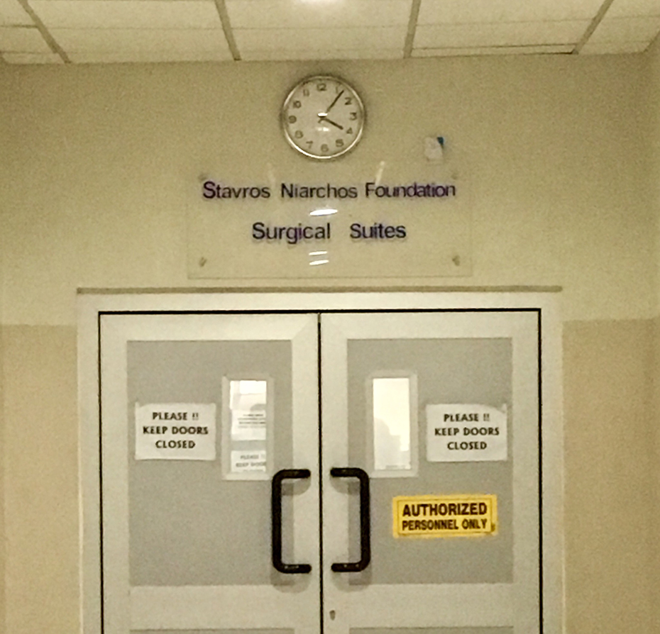 Πόρτες με μια πινακίδα που γράφει πάνω 