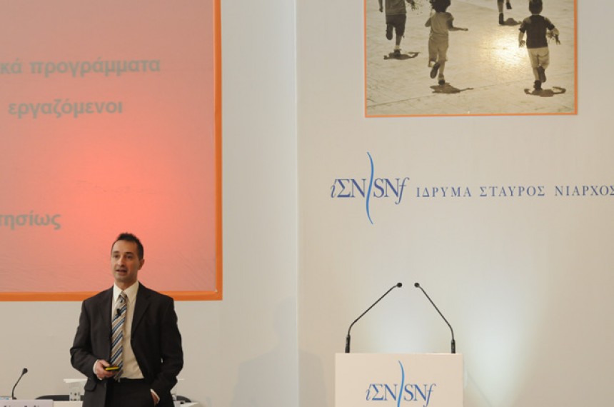 Ένας άνδρας μιλάει στη σκηνή στη συνέντευξη Τύπου του Ιδρύματος Σταύρος Νιάρχος