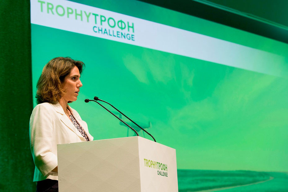 Μια γυναίκα μιλάει στο βήμα TROPHYΤΡΟΦΗ CHALLENGE