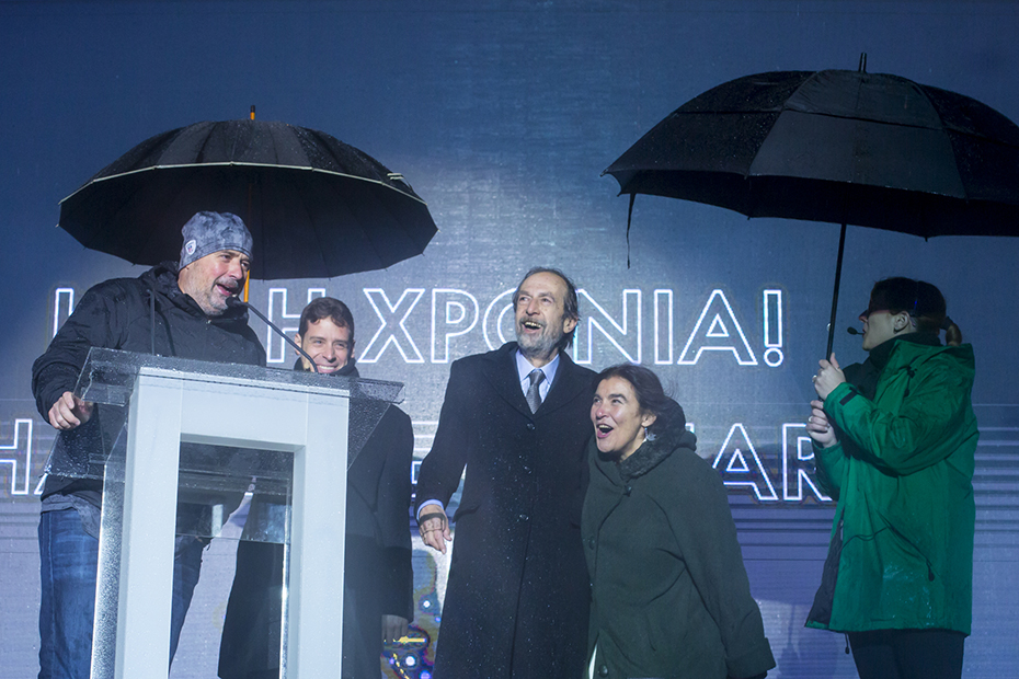 Ο Ανδρέας Δρακόπουλος, συμπρόεδρος του Ιδρύματος Σταύρος Νιάρχος, χαμογελάει με τέσσερις άλλους στην σκηνή στο Κέντρο Πολιτισμού Ίδρυμα Σταύρος Νιάρχος