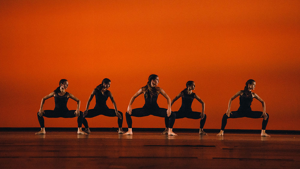 Πέντε γυναίκες χορεύουν στην σκηνή