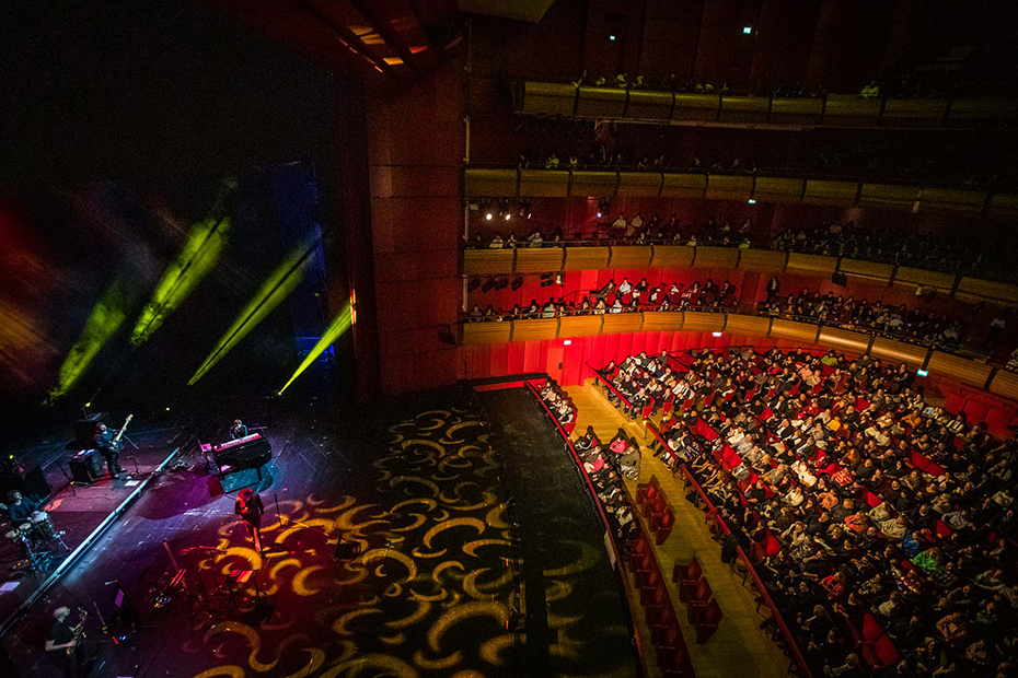 Η Εθνική Λυρική Σκηνή είναι γεμάτη με κόσμο που παρακολουθεί μια ζωντανή μουσική συναυλία 