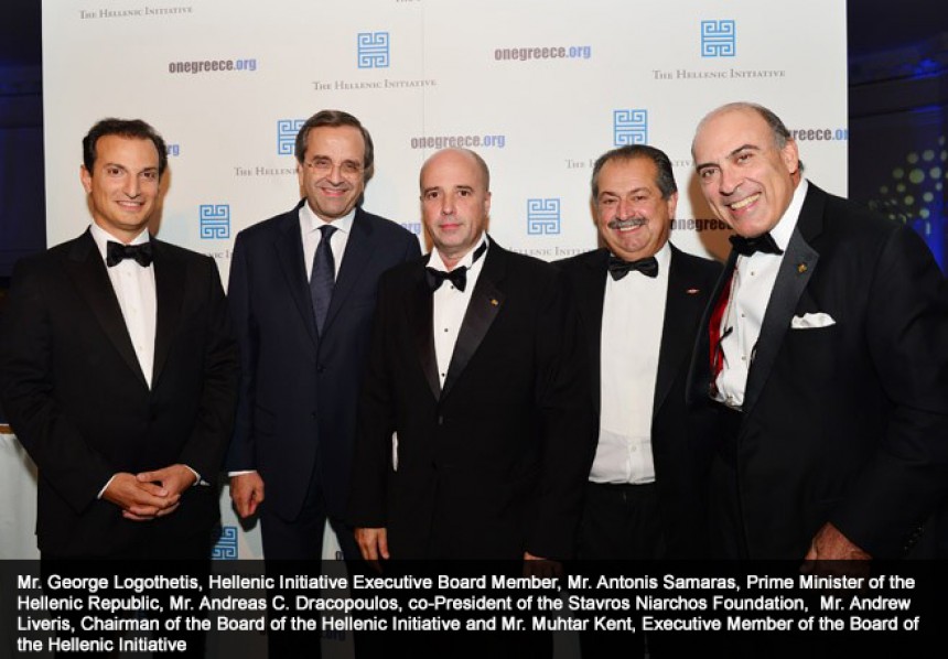 Πέντε άντρες, ο κος. Γιώργος Λογοθέτης, εκτελεστικό μέλος του ΔΣ του Hellenic Initiative, ο κος. Αντώνης Σαμαράς Πρωθυπουργός της Ελλάδας, ο κος. Αντρέας Δρακόπουλος, Πρόεδρος του Ιδρύματος Σταύρος Νιάρχος, ο κος. Αντρέας Λιβέρης, πρόεδρος του ΔΣ του Hellenic Initiative και ο κος. Muhtar Kent, εκτελεστικό μέλος του ΔΣ του Hellenic Initiative στέκονται για μια αναμνηστική φωτογραφία