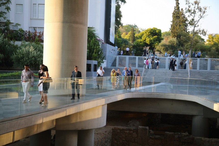 Άνθρωποι περπατούν σε έναν εξωτερικό διάδρομο του μουσείου Ακρόπολης
