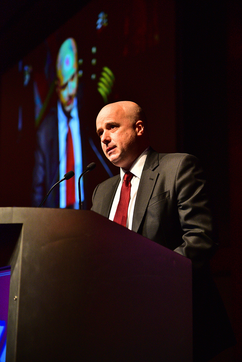 Κοντινή φωτογραφία του Αντρέα Δρακόπουλου, Πρόεδρου του Ιδρύματος Σταύρος Νιάρχος να βγάζει λόγο στο βήμα