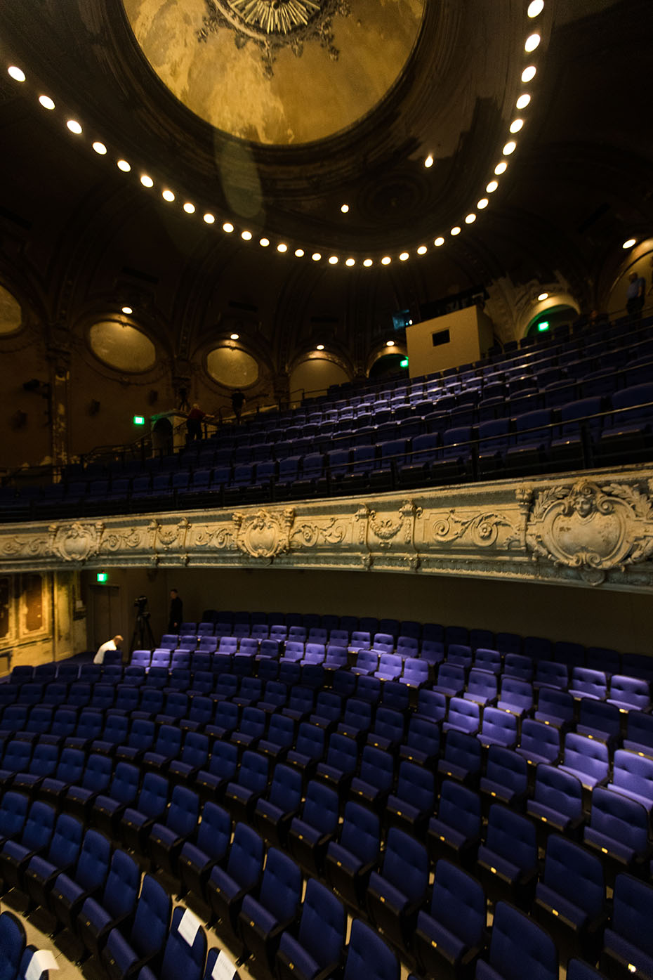 Φωτογραφία που δείχνει τον εσωτερικό χώρο ενός εμβληματικού θεάτρου 