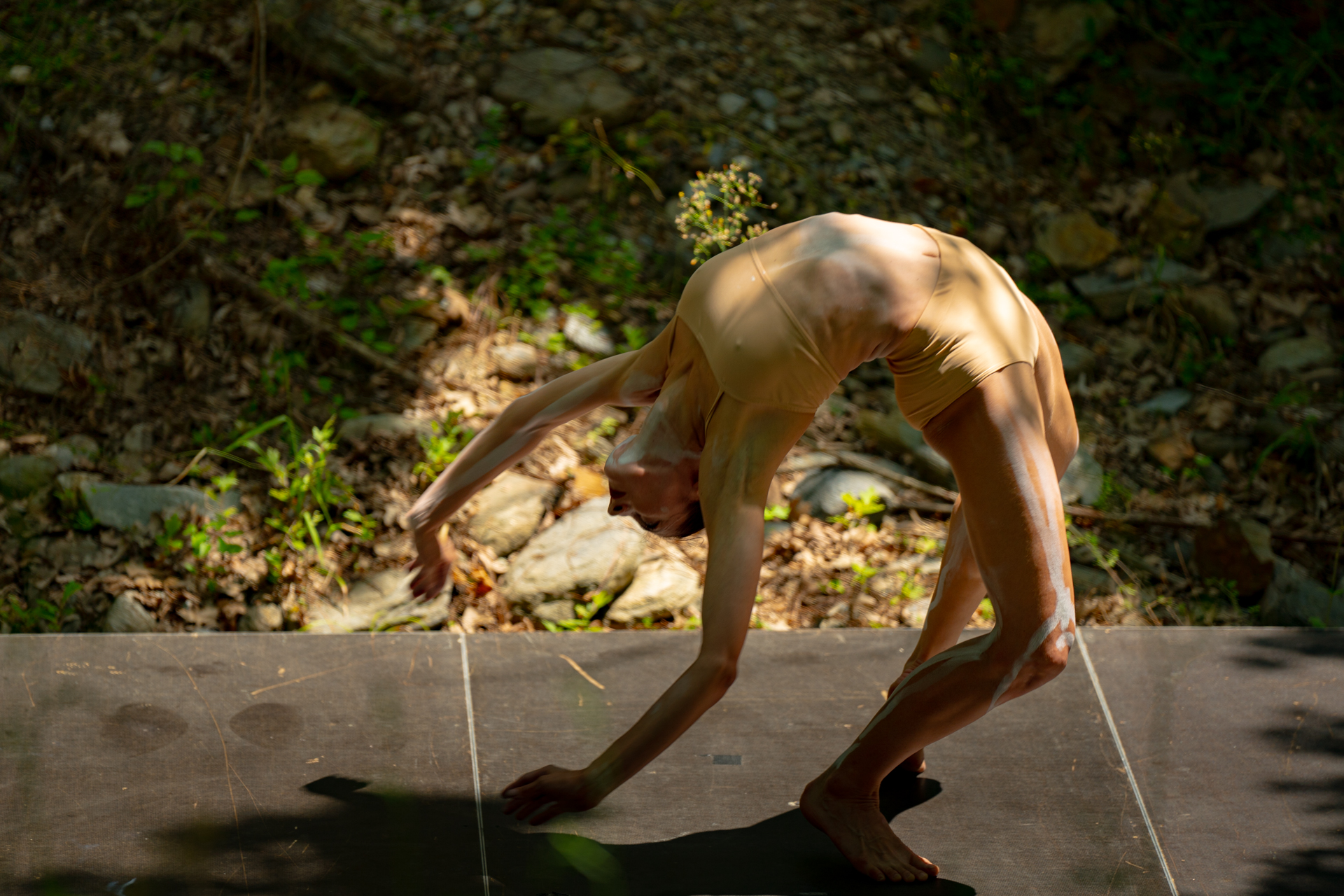 Κοπέλα που κάνει φιγούρα ρυθμικής γυμναστικής 