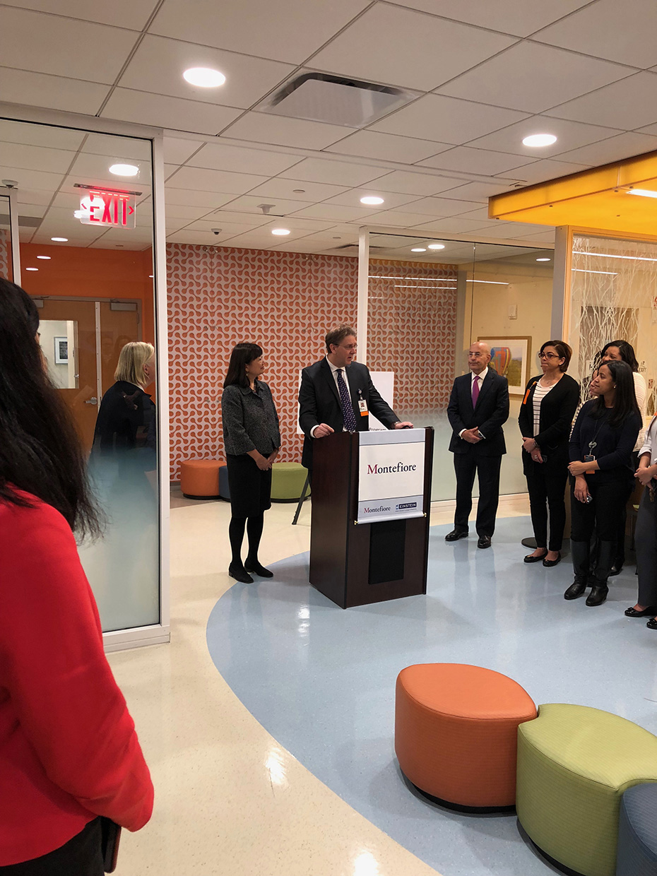 Ένα μέλος του Ιατρικού Κέντρου Montefiore δίνει ομιλία ενώ ο κόσμος γύρω του τον ακούει