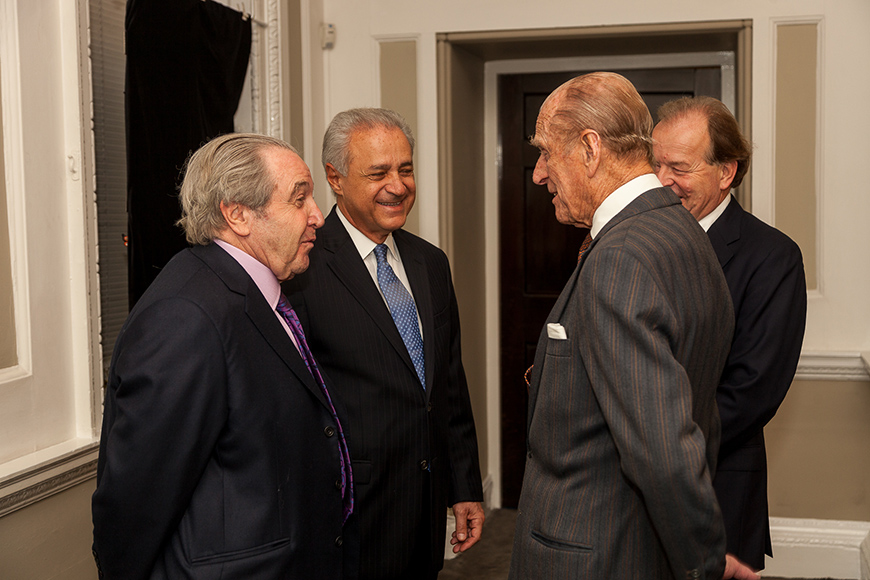 Ο πρίγκιπας Φίλιππος συνομιλεί με τέσσερις άνδρες στο Chatham House