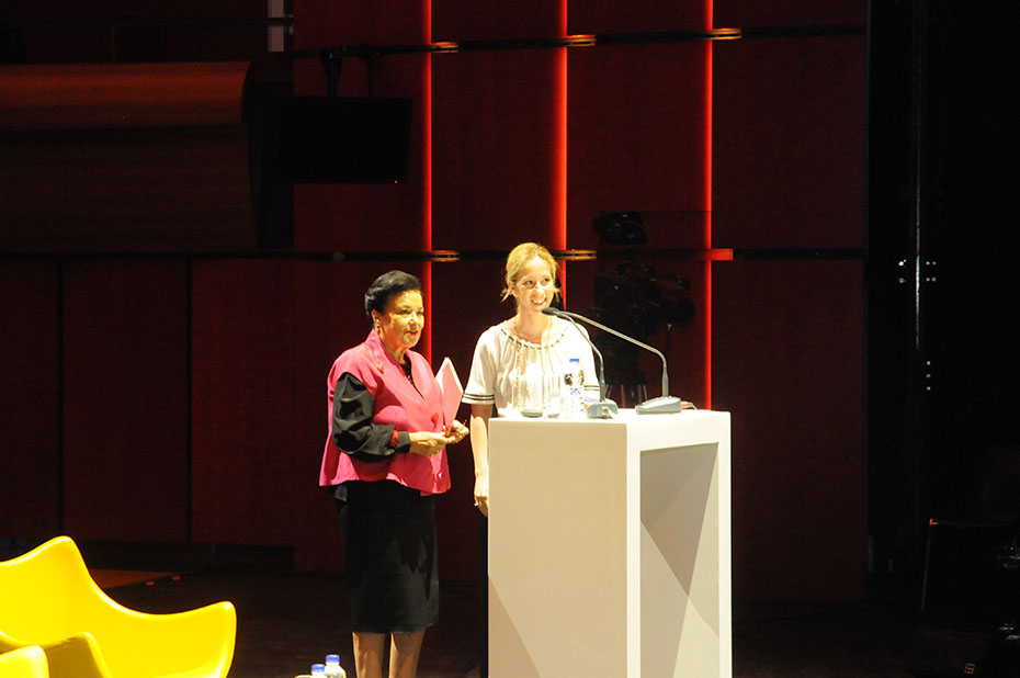 Δύο γυναίκες εκφωνούν ομιλία σε ένα βήμα