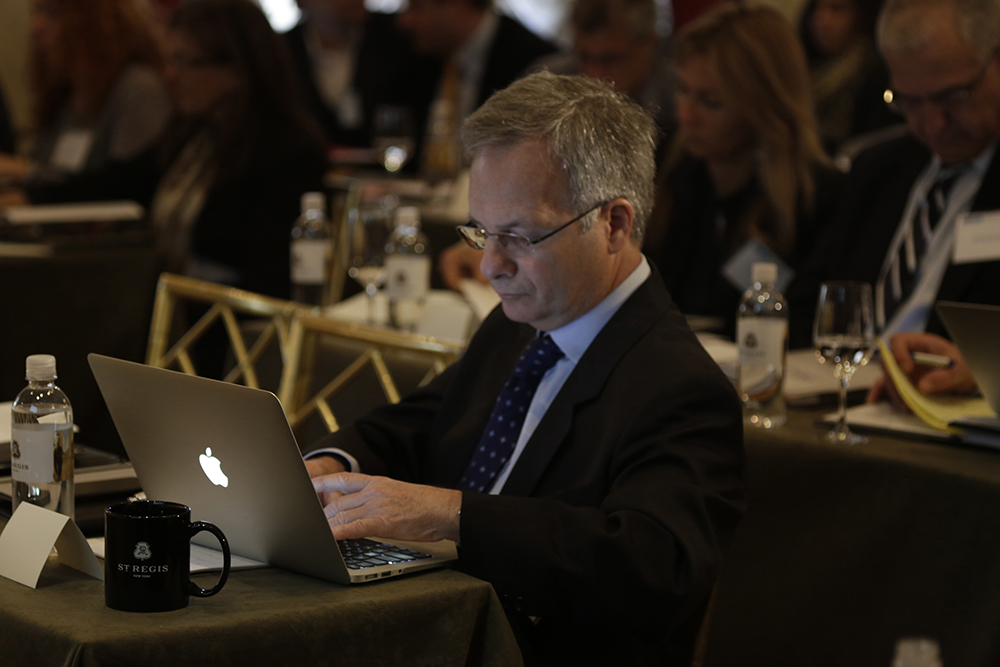 Ένας άνδρας που ανήκει στο κοινό πληκτρολογεί στον φορητό του υπολογιστή