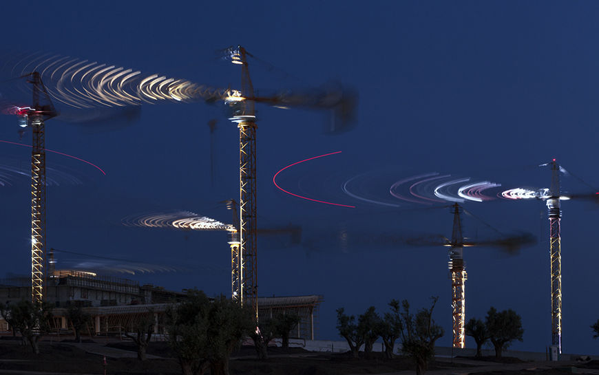 Κοντινή φωτογραφία που δείχνει γερανούς τοποθετημένους μέσα σε ένα εργοτάξιο
