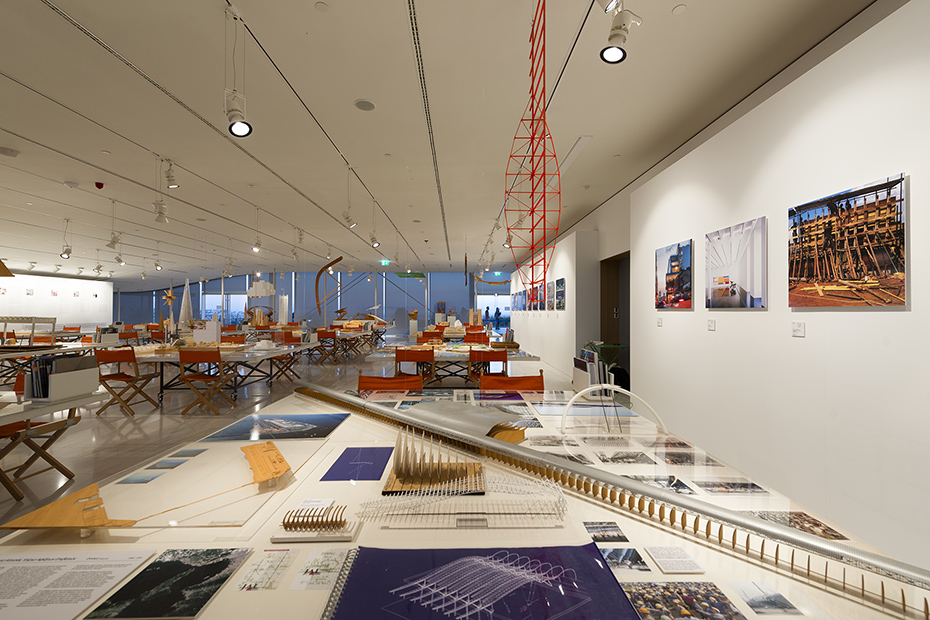 Φωτογραφία που δείχνει τη μακέτα, τα σχέδια και τα υπομνήματα που υπάρχουν πάνω σε ένα τραπέζι 