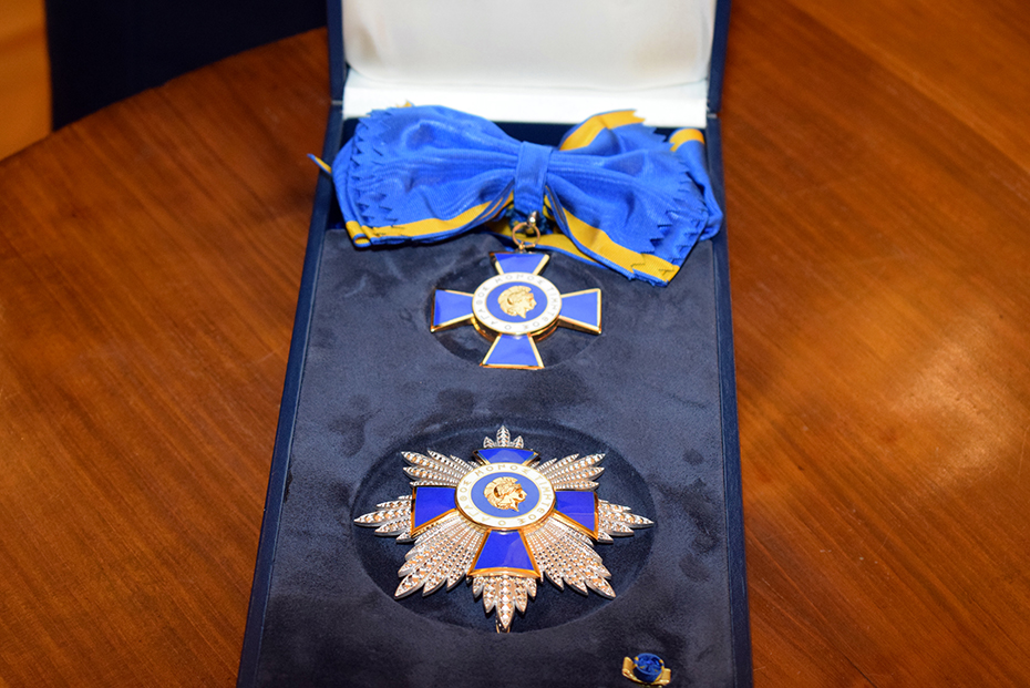 Κοντινή φωτογραφία από ένα βραβείο τιμής τοποθετημένο πάνω σε ένα τραπέζι 