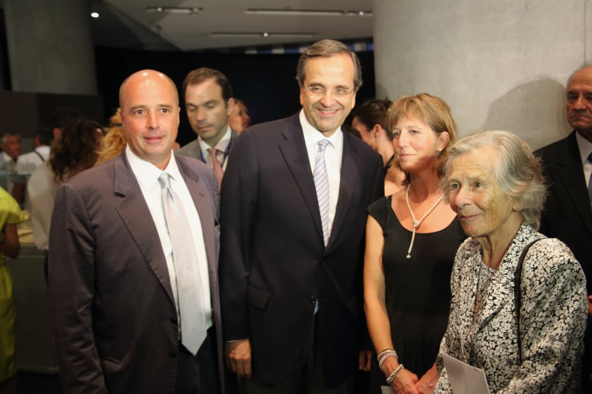 Ο Αντρέας Δρακόπουλος, Πρόεδρος του Ιδρύματος Σταύρος Νιάρχος, μαζί με τον Αντώνη Σαμαρά και δύο γυναίκες στέκονται για μια αναμνηστική φωτογραφία