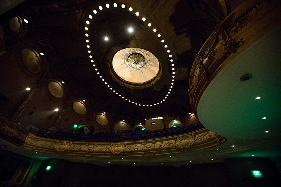 Φωτογραφία που δείχνει τον φωτισμό που υπάρχει στο ταβάνι της κεντρικής σκηνής ενός εμβληματικού θεάτρου 