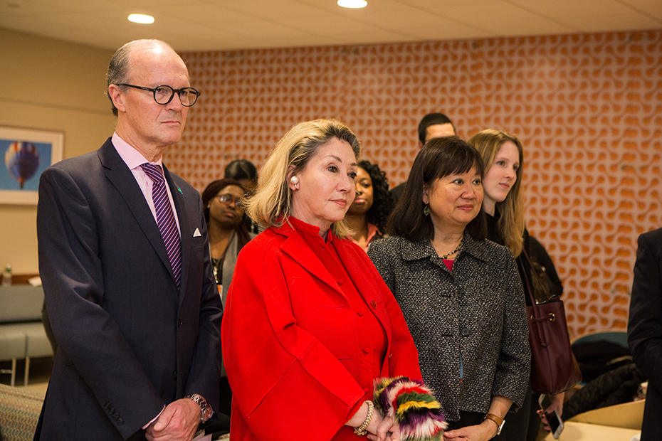 Τα μέλη του Ιατρικού Κέντρου Montefiore στέκονται με προσοχή