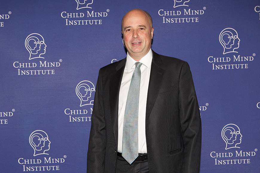 Ο Αντρέας Δρακόπουλος, Πρόεδρος του Ιδρύματος Σταύρος Νιάρχος, φωτογραφίζεται μπροστά από ένα Banner που γράφει child mind institute