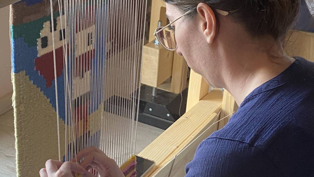 Γυναίκα γνέθει σε αργαλειό.