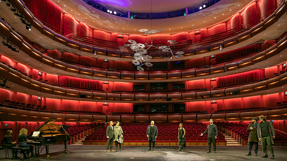 Επτά ηθοποιοί, συνοδευόμενοι από έναν πιανίστα, στη σκηνή της Εθνικής Λυρικής Σκηνής