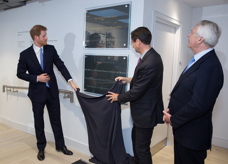 Ο πρίγκιπας Χάρι αποκαλύπτει την πλακέτα του Stavros Niarchos Foundation Floor στο Chatham House