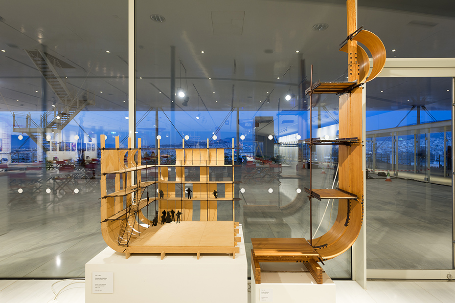 Δύο μακέτες τοποθετημένες σαν εκθέματα στον χώρο 