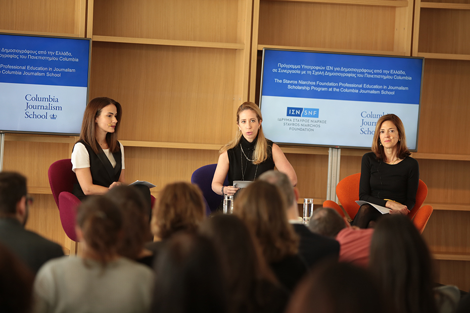 Τρεις γυναίκες κάθονται στη σκηνή με τη μορφή πάνελ και επικοινωνούν με το κοινό που τις παρακολουθεί