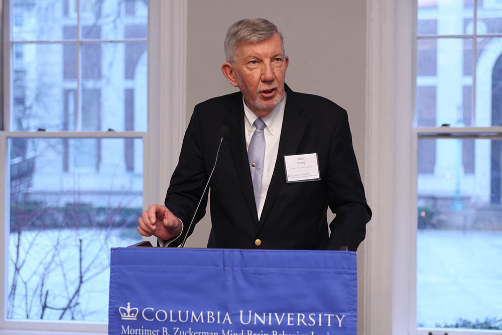 Ένας άνδρας μιλάει στο βήμα του Πανεπιστημίου Κολούμπια